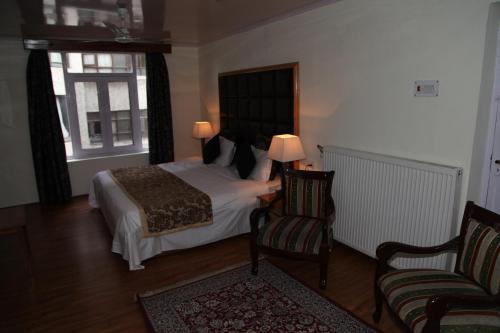 This photo about Hotel Zamrud at Dal Lake shared on HyHotel.com