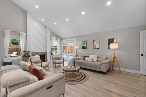 Woodbridge Bungalow - Private Villa Near IAH - Pool in Kingwood Woodbridge Bungalow - Private Villa Near IAH - Pool in Kingwood