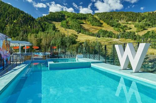 游泳池, 阿斯彭W酒店 (W Aspen) in 阿斯彭 (CO) 游泳池, 阿斯彭W酒店 (W Aspen) in 阿斯彭 (CO)