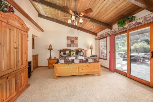 Oak Pond Retreat Stocked pond/pool table/BBQ Grill/EV Charger in Oakhurst Oak Pond Retreat Stocked pond/pool table/BBQ Grill/EV Charger in Oakhurst