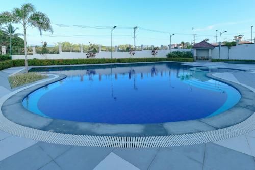 Плувен басейн, Sotogrande Hotel and Convention Center Batangas in Батангас Плувен басейн, Sotogrande Hotel and Convention Center Batangas in Батангас