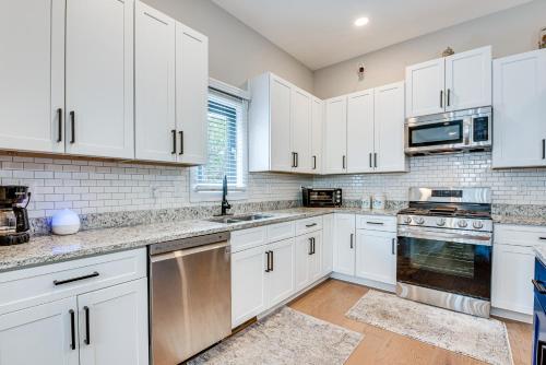 5 Mi to Dtwn ATL Home with Office and Large Backyard! near Aaron's Amphitheatre at Lakewood 5 Mi to Dtwn ATL Home with Office and Large Backyard! near Aaron's Amphitheatre at Lakewood