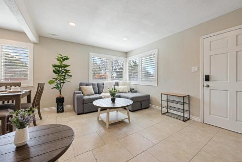2 Homes in 1 Sleeps 18 10 Min to Zoo and Beach in Linda Vista 2 Homes in 1 Sleeps 18 10 Min to Zoo and Beach in Linda Vista