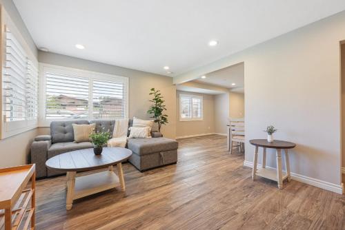 2 Homes in 1 Sleeps 18 10 Min to Zoo and Beach in Linda Vista 2 Homes in 1 Sleeps 18 10 Min to Zoo and Beach in Linda Vista