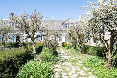 Exterior view, Domaine de Saint-Saturnin in Aumale Exterior view, Domaine de Saint-Saturnin in Aumale