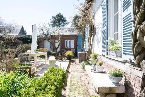 Exterior view, Domaine de Saint-Saturnin in Aumale Exterior view, Domaine de Saint-Saturnin in Aumale