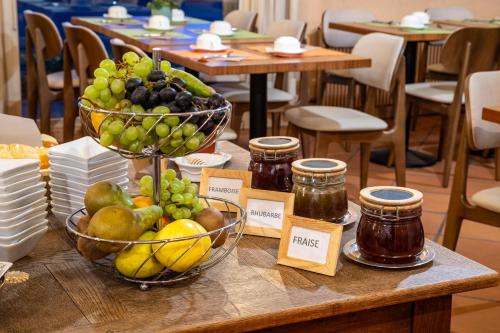 אוכל ומשקאות, Le relais fleuri, Hotel et restaurant Logis - Avallon in Avallon אוכל ומשקאות, Le relais fleuri, Hotel et restaurant Logis - Avallon in Avallon