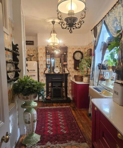 Cocina, Quirky Victorian themed home in Mold Cocina, Quirky Victorian themed home in Mold