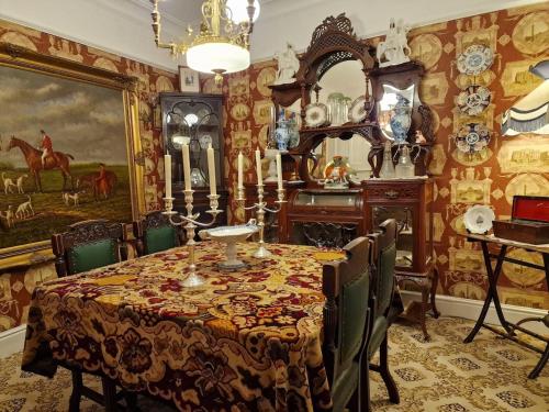Instalaciones, Quirky Victorian themed home in Mold Instalaciones, Quirky Victorian themed home in Mold