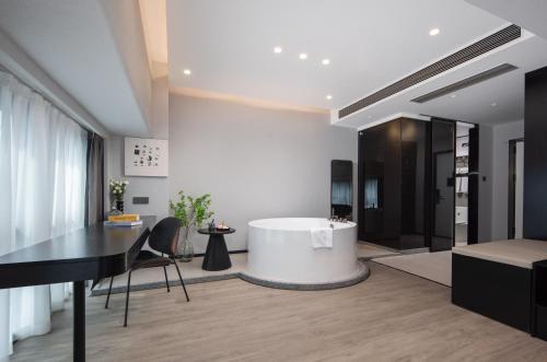 LIA HOTEL (Exhibition Center Banch) in เซินเจิ้น LIA HOTEL (Exhibition Center Banch) in เซินเจิ้น