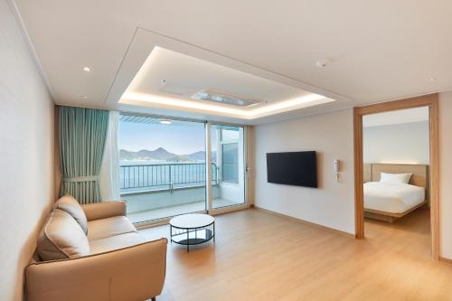 Kumho Tongyeong Marina Resort in Tongyeong-si Kumho Tongyeong Marina Resort in Tongyeong-si