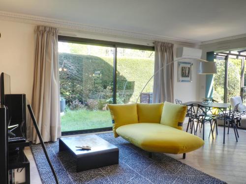 صالة مشتركة/ منطقة التلفزيون, Beau 4 pièces avec grand jardin et tennis proche HEC et INRAE (Beau 4 pieces avec grand jardin et tennis proche HEC et INRAE) in جوي-آن-جوزا صالة مشتركة/ منطقة التلفزيون, Beau 4 pièces avec grand jardin et tennis proche HEC et INRAE (Beau 4 pieces avec grand jardin et tennis proche HEC et INRAE) in جوي-آن-جوزا