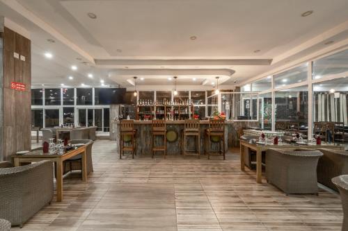 מרפסת, Iris Hotel in Toubab Dialao מרפסת, Iris Hotel in Toubab Dialao