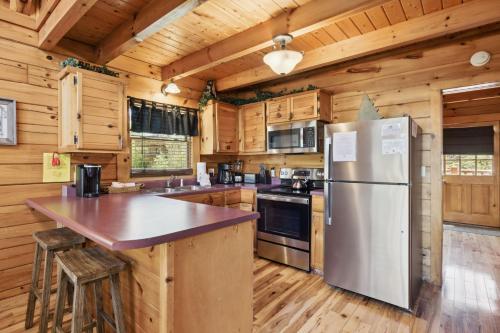 Are We Bear Yet Rustic 1BR Cabin with Hot Tub Pools & Fireplace1 Mile from Parkway in 마운트 자이언 Are We Bear Yet Rustic 1BR Cabin with Hot Tub Pools & Fireplace1 Mile from Parkway in 마운트 자이언