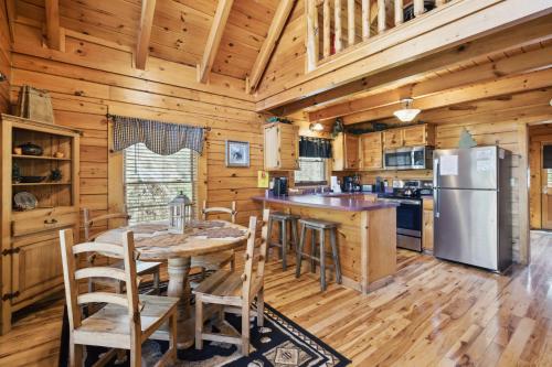 Are We Bear Yet Rustic 1BR Cabin with Hot Tub Pools & Fireplace1 Mile from Parkway in 마운트 자이언 Are We Bear Yet Rustic 1BR Cabin with Hot Tub Pools & Fireplace1 Mile from Parkway in 마운트 자이언