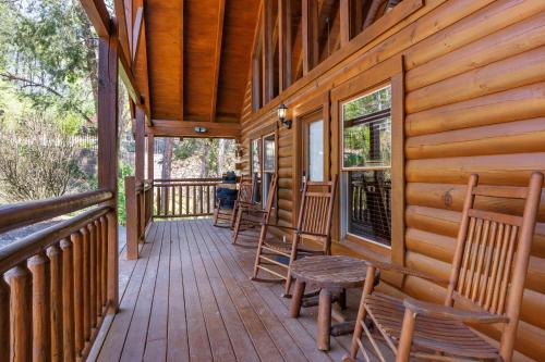 Are We Bear Yet Rustic 1BR Cabin with Hot Tub Pools & Fireplace1 Mile from Parkway in 마운트 자이언 Are We Bear Yet Rustic 1BR Cabin with Hot Tub Pools & Fireplace1 Mile from Parkway in 마운트 자이언