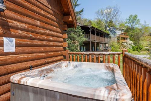 Are We Bear Yet Rustic 1BR Cabin with Hot Tub Pools & Fireplace1 Mile from Parkway in 마운트 자이언 Are We Bear Yet Rustic 1BR Cabin with Hot Tub Pools & Fireplace1 Mile from Parkway in 마운트 자이언