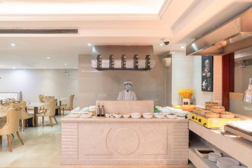 Food and beverages, Vienna International Hotel Shanghai Pudong International Toursim Resort Airport in Pudong Int'l Airport and New District Food and beverages, Vienna International Hotel Shanghai Pudong International Toursim Resort Airport in Pudong Int'l Airport and New District