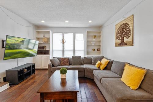 공용 라운지/TV 시청 구역, Pet-Friendly Beach Getaway, Relax by the Bay! in 화이트홀 매너 공용 라운지/TV 시청 구역, Pet-Friendly Beach Getaway, Relax by the Bay! in 화이트홀 매너