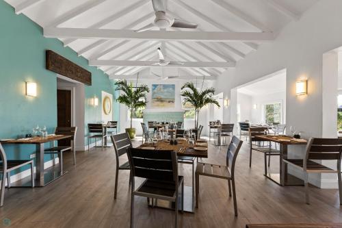 Restaurant, Romora Bay Resort & Marina in Dunmore Town Restaurant, Romora Bay Resort & Marina in Dunmore Town