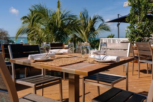 Restaurant, Romora Bay Resort & Marina in Dunmore Town Restaurant, Romora Bay Resort & Marina in Dunmore Town