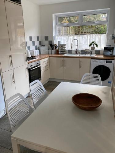 Facilities, Comfy and Connected Standish Home - Two Mins from M6 Jct-27 in Wigan Facilities, Comfy and Connected Standish Home - Two Mins from M6 Jct-27 in Wigan