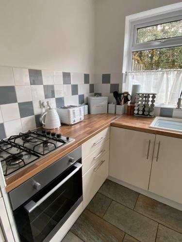 Kitchen, Comfy and Connected Standish Home - Two Mins from M6 Jct-27 in Wigan Kitchen, Comfy and Connected Standish Home - Two Mins from M6 Jct-27 in Wigan