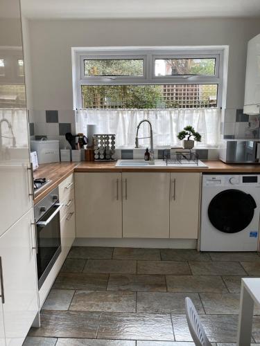 Comfy and Connected Standish Home - Two Mins from M6 Jct-27 in Wigan Comfy and Connected Standish Home - Two Mins from M6 Jct-27 in Wigan