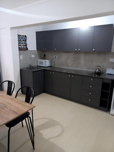 مطبخ, Blue House in San Nicolas De Los Arroyos مطبخ, Blue House in San Nicolas De Los Arroyos