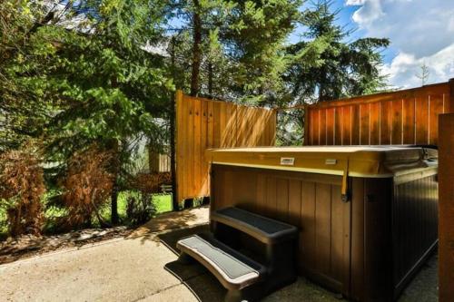 جاكوزي, Dog friendly Home on Ski Hill with Hot Tub by StayIn in Fernie جاكوزي, Dog friendly Home on Ski Hill with Hot Tub by StayIn in Fernie