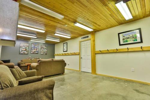 صالة مشتركة/ منطقة التلفزيون, Dog friendly Home on Ski Hill with Hot Tub by StayIn in Fernie صالة مشتركة/ منطقة التلفزيون, Dog friendly Home on Ski Hill with Hot Tub by StayIn in Fernie