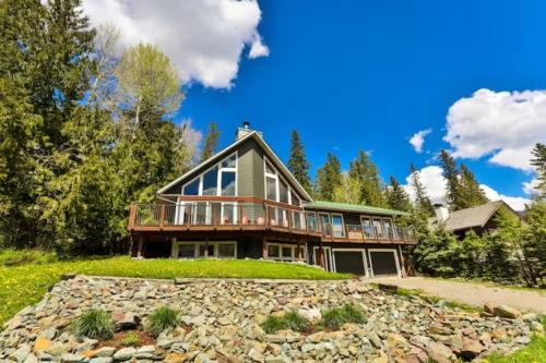 Dog friendly Home on Ski Hill with Hot Tub by StayIn in Fernie Dog friendly Home on Ski Hill with Hot Tub by StayIn in Fernie