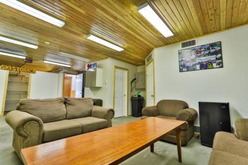 صالة مشتركة/ منطقة التلفزيون, Dog friendly Home on Ski Hill with Hot Tub by StayIn in Fernie صالة مشتركة/ منطقة التلفزيون, Dog friendly Home on Ski Hill with Hot Tub by StayIn in Fernie