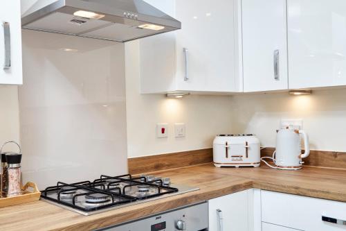 Konyha, Perfect 3BR House Sleeps 9 Coventry in Westwood Konyha, Perfect 3BR House Sleeps 9 Coventry in Westwood
