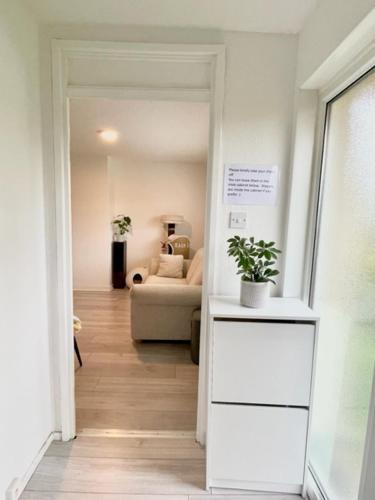 Single room in 3 bedroom house in Danderhall Single room in 3 bedroom house in Danderhall