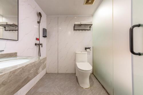 希曼酒店(广州国际会展中心洛溪地铁站店) (CMAX Hotel Guangzhou International Convention and Exhibition Center Luoxi Subway Station Branch) in 廣州 希曼酒店(广州国际会展中心洛溪地铁站店) (CMAX Hotel Guangzhou International Convention and Exhibition Center Luoxi Subway Station Branch) in 廣州