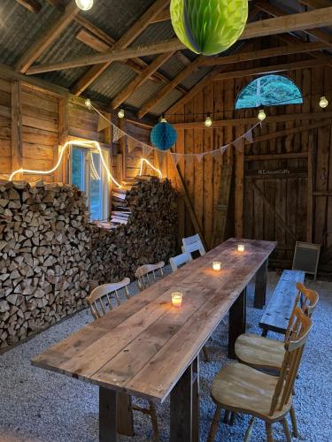 Banquet hall, Avskilt nyrenoverat hus pa stor naturtomt med narheten till bade Visby och havet in Djupkvior Banquet hall, Avskilt nyrenoverat hus pa stor naturtomt med narheten till bade Visby och havet in Djupkvior
