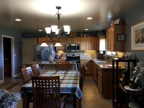 Luxury Cabin Rental with a Fire Pit in Coulterville, California in Coulterville (CA) Luxury Cabin Rental with a Fire Pit in Coulterville, California in Coulterville (CA)