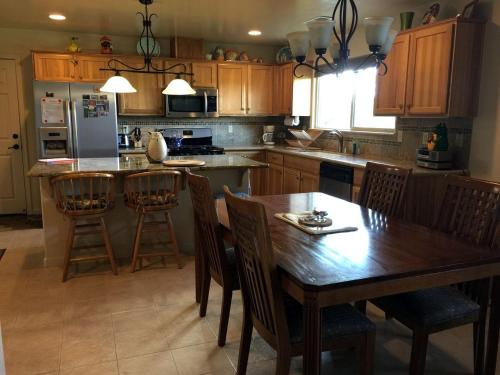 Luxury Cabin Rental with a Fire Pit in Coulterville, California in Coulterville (CA) Luxury Cabin Rental with a Fire Pit in Coulterville, California in Coulterville (CA)