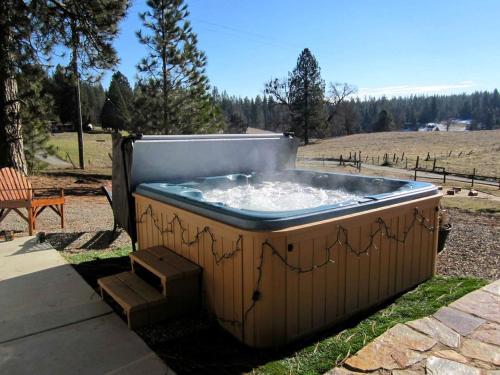 Luxury Cabin Rental with a Fire Pit in Coulterville, California in Coulterville (CA) Luxury Cabin Rental with a Fire Pit in Coulterville, California in Coulterville (CA)