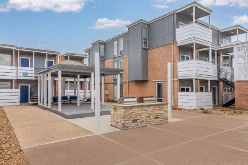 Relaxing Bay Area Stay Near Houston Attractions in Nassau Bay Relaxing Bay Area Stay Near Houston Attractions in Nassau Bay