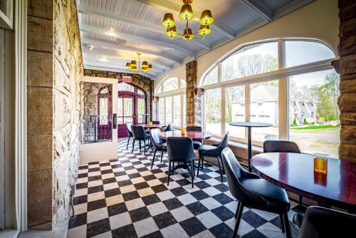 Étterem, Willoughby House Inn in Willoughby Étterem, Willoughby House Inn in Willoughby