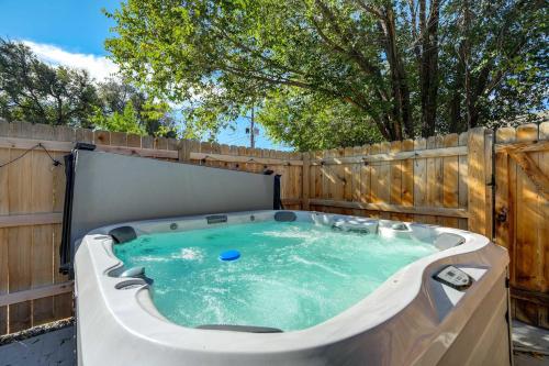 Bonny Estate Two-Unit Group Stay w Hot Tub in نوب هيل Bonny Estate Two-Unit Group Stay w Hot Tub in نوب هيل