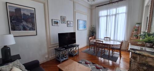 Shared lounge/TV area, St Andre Centre Rouen Standing in Rue du Renard Shared lounge/TV area, St Andre Centre Rouen Standing in Rue du Renard