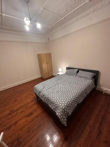 Spacious Queen Room in Earlwood Home - EW2 in Marrickville Spacious Queen Room in Earlwood Home - EW2 in Marrickville