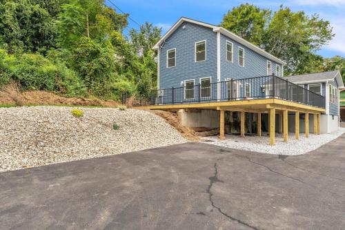 Connecticut Waterfront Home, With Hot Tub, Cozy in Rocky Hill Connecticut Waterfront Home, With Hot Tub, Cozy in Rocky Hill