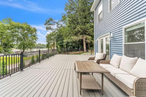 Connecticut Waterfront Home, With Hot Tub, Cozy in Rocky Hill Connecticut Waterfront Home, With Hot Tub, Cozy in Rocky Hill