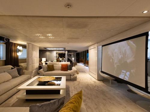 Trackside superyacht VIP Cabin - TIAMAT in La Condamine Trackside superyacht VIP Cabin - TIAMAT in La Condamine
