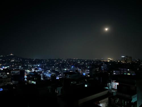 Cozy Room with Stunning Nightview Rooftop! in كالانكي Cozy Room with Stunning Nightview Rooftop! in كالانكي