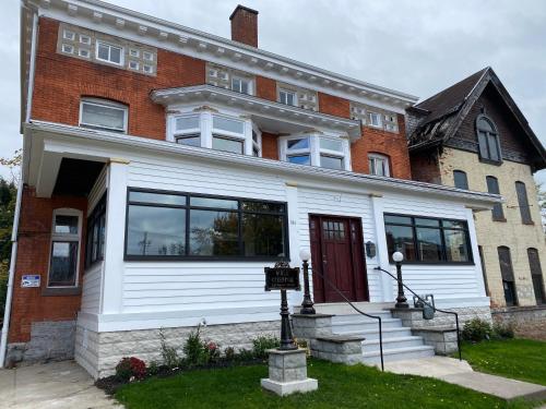 Buffalo Guesthouse near Forest Lawn Buffalo Guesthouse near Forest Lawn